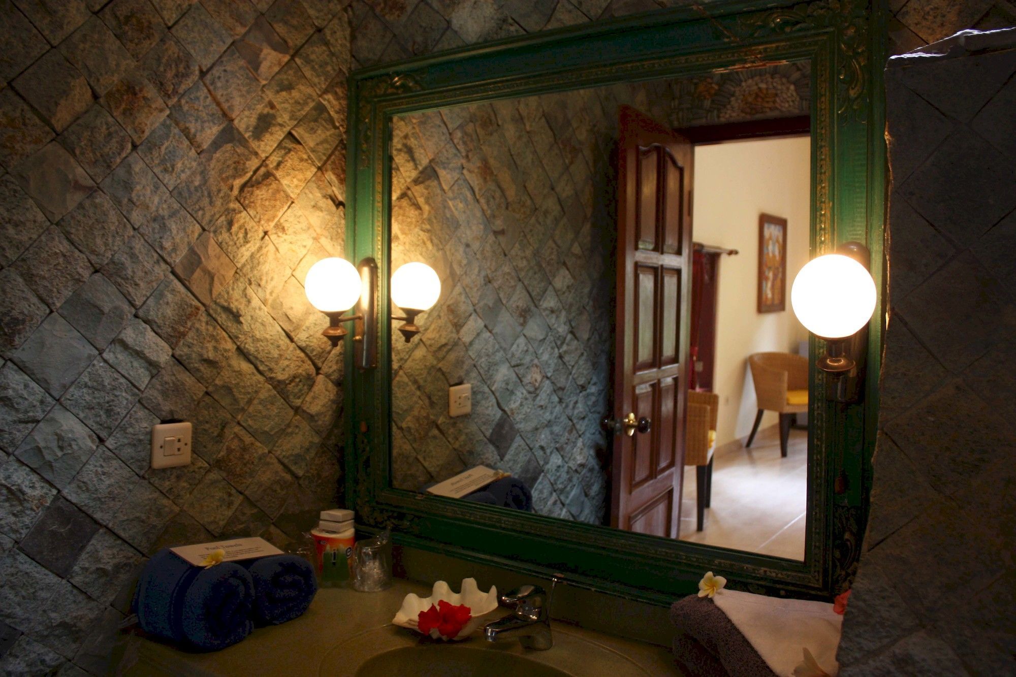 Rambutan Hotel Ловина Экстерьер фото